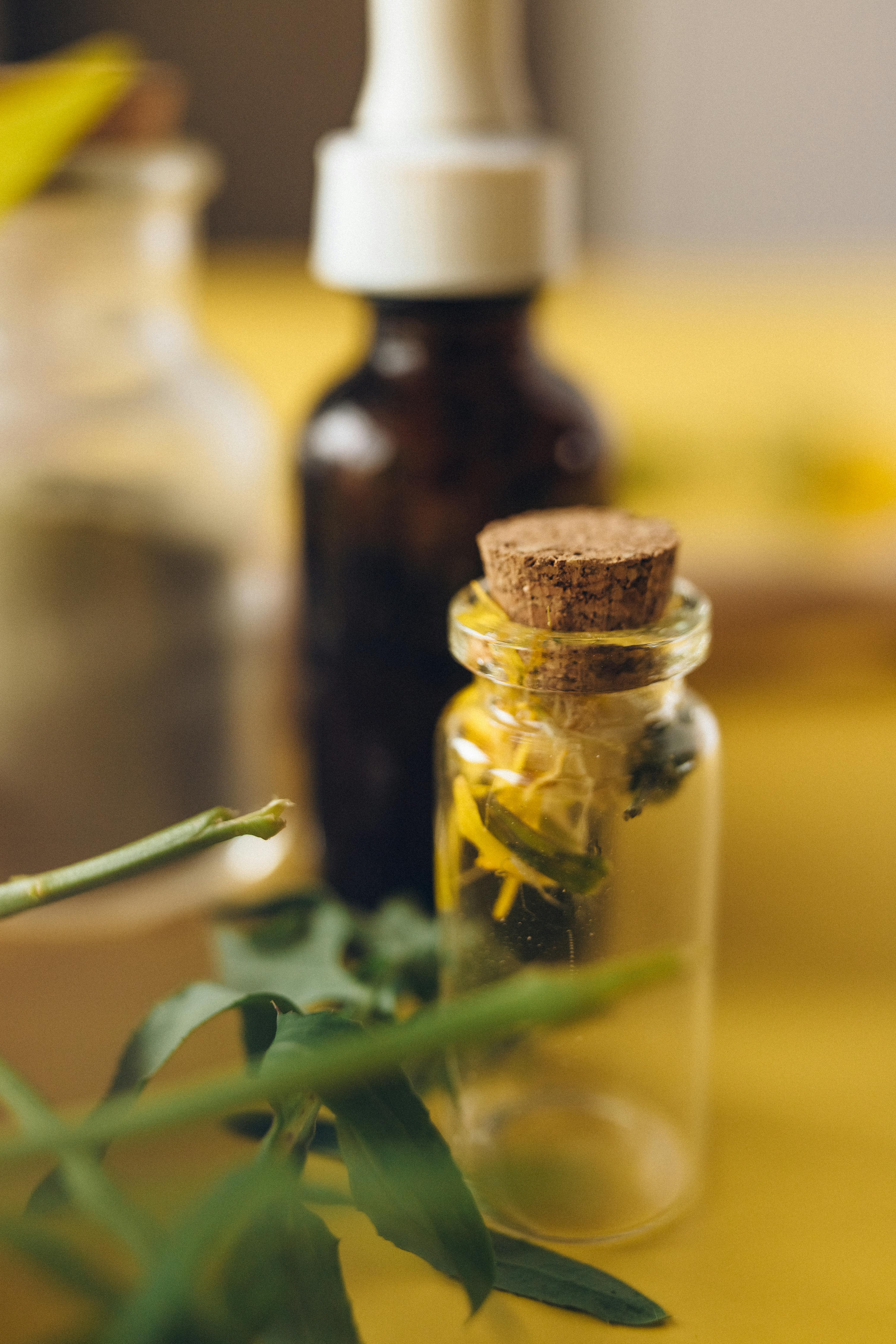 Frascos e elementos naturais associados à homeopatia
