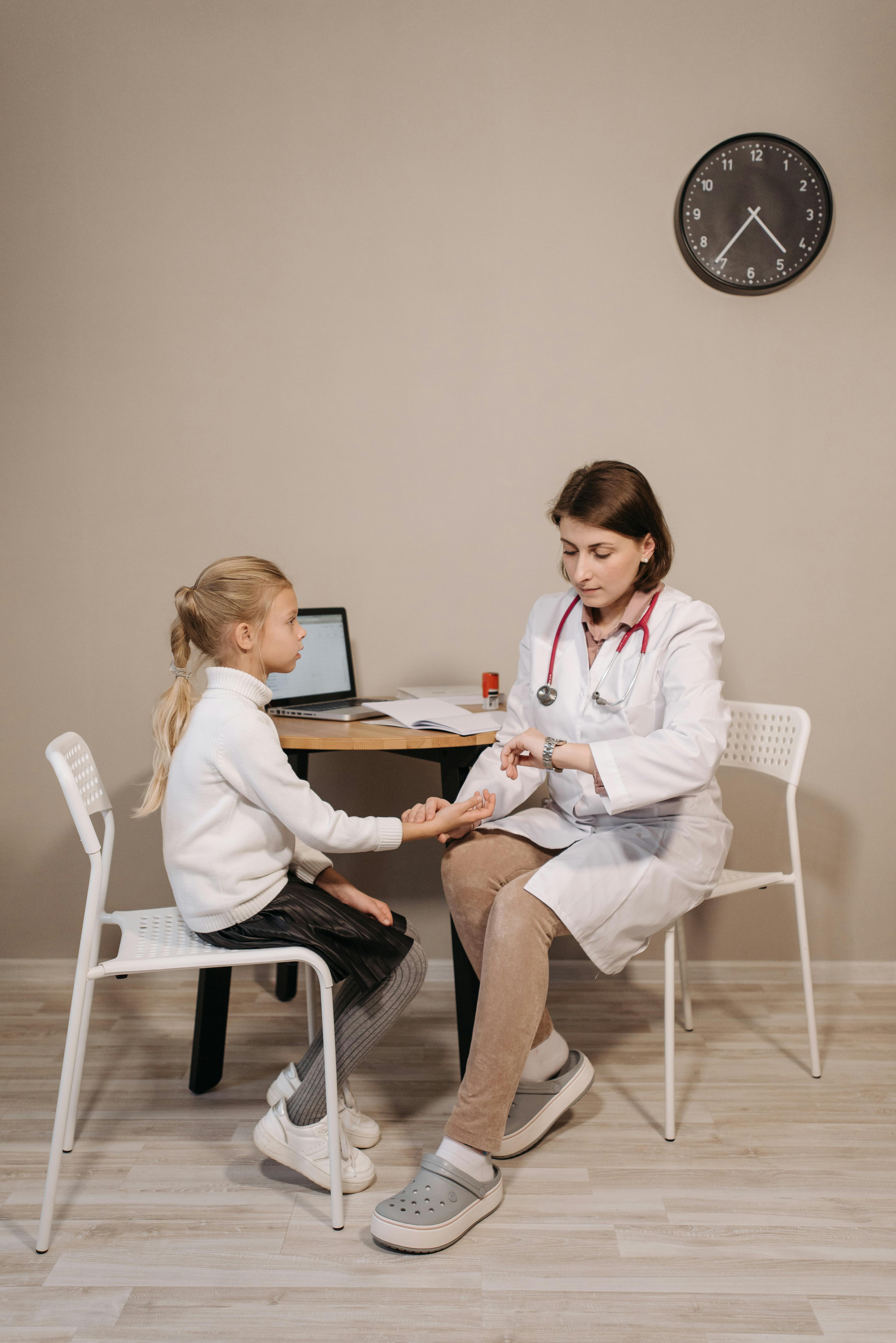 Médica realizando atendimento pediátrico em criança